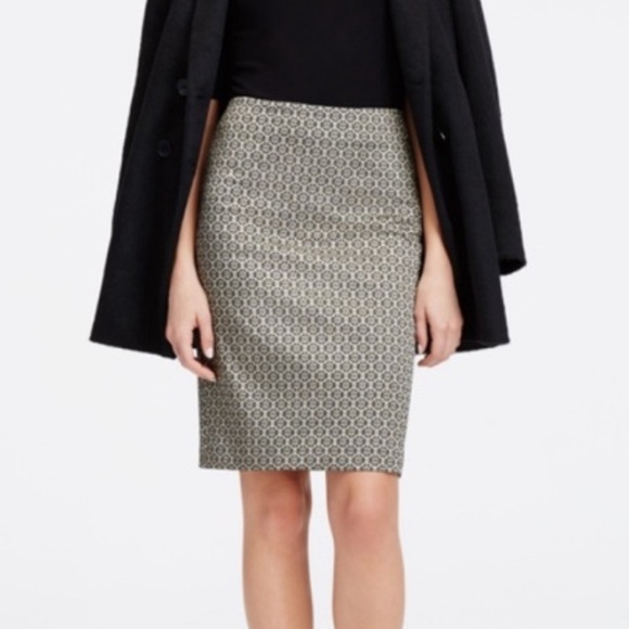 Ann Taylor Dresses & Skirts - Ann Taylor Gold & Black Jacquard Pencil Skirt back slit & hidden zipper Size 2P